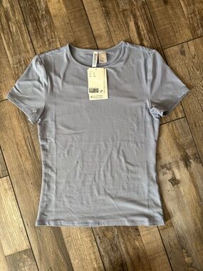 H&M women’s light blue crewneck fitted short sleeve tee